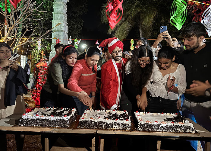 christmas-2024_0001_2b13843f-5051-4fa1-ace6-2bb3ffdb57d9